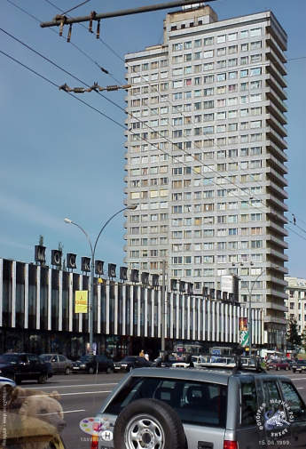 Московский Дом Книги на Новом Арбате. Автомобили у Московского Дома Книги на Новом Арбате