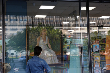 Московский Дом Книги на Новом Арбате. Отражающие Новый Арбат стёкла МДК