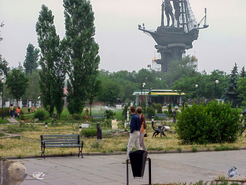 Гуляющие посетители московского парка искусств `Музеон`. Фотограф Марина Роз.