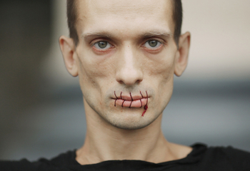 Акция `Шов`. Неизвестный фотограф.
