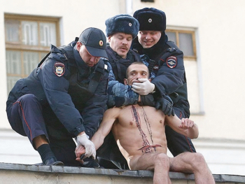 Акция `Отделение`. Сотрудники полиции разоружают Павленского. Неизвестный фотограф. Фото - Reuters.