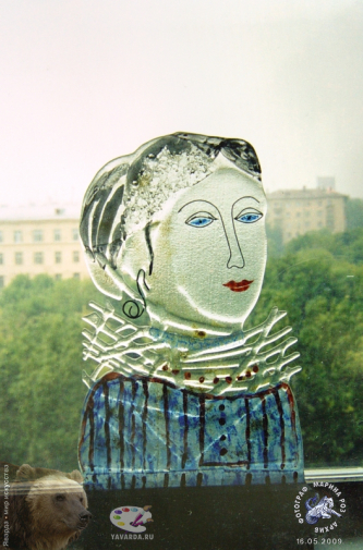 Савельева Любовь Ивановна. Дама. Стекло, спекание, металл. h-75. 2002. Авторское собрание.