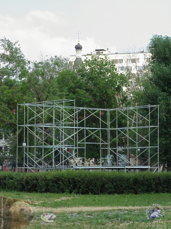 Металлическая конструкция на земле `Музеона`. Фотограф Марина Роз.