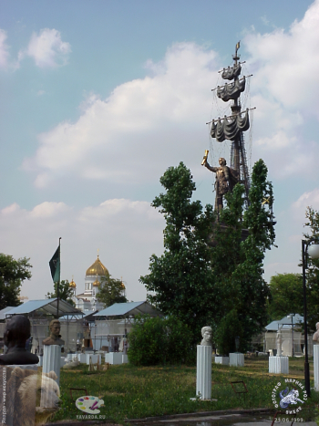 Купола Храма Христа Спасителя. Вид из `Музеона`. Фотограф Марина Роз.