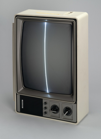 Нам Джун Пайк. Дзен для ТВ. Инсталляция. 1963-1981. Нью-Йоркский музей современного искусства.