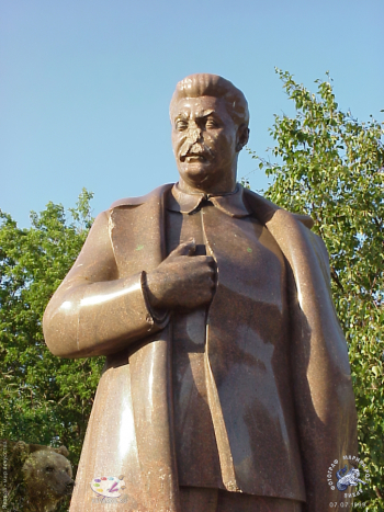 Повреждённый нос памятника. Фотограф Марина Роз.