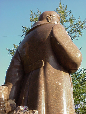 Хлястик шинели памятника вождю. Фотограф Марина Роз.