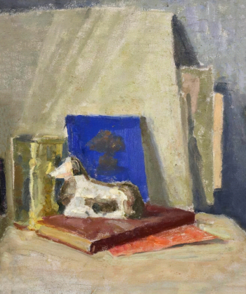 Киселёва Клара Александровна. Натюрморт с книгами и фигуркой лежащей собаки. Картон, масло. 45х38. 1950-е. Государственный музейно-выставочный центр РОСИЗО.