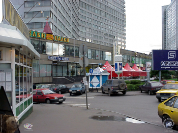 Улица Новый Арбат в Москве. Новый Арбат. Торговый ряд у подножия дома № 11. Налево поворот в Большой Афанасьевский переулок.