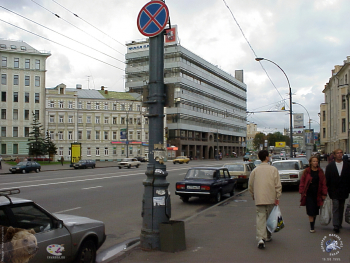 Улица Новый Арбат в Москве. Новый Арбат. Дом связи (высокое здание), слева от него Доходные дома №8 и №10 по Поварской улице.