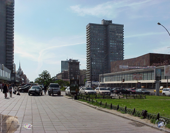 Улица Новый Арбат в Москве. Новый Арбат. Кинотеатр `Октябрь`.