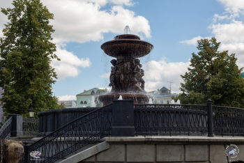 Ограда фонтана. Фотограф Марина Роз.