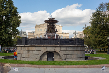 Фонтан на фоне Большого театра. Фотограф Марина Роз.