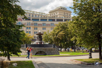Фонтан `Витали` на фоне гостиницы `Метрополь`. Фотограф Марина Роз.