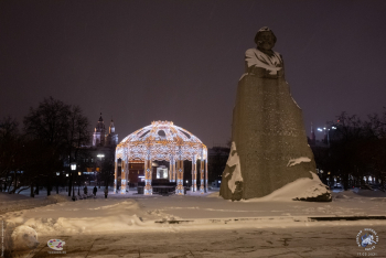 Фонтан `Витали` и памятник Карлу Марксу зимой. Фотограф Марина Роз.
