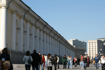 Московский Манеж. Люди на Манежной улице. Вид с Сапожковской площади в сторону Манежной площади. Фотограф Марина Роз.