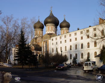 Пятачок перед Покровским храмом. Фотограф Марина Роз.