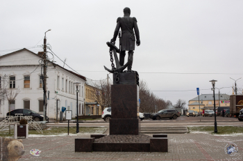Вид на памятник со спины. Фотограф Марина Роз.