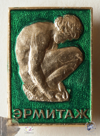 Значок `Эрмитаж`. Скульптура Микеланджело `Скорчившийся мальчик`.