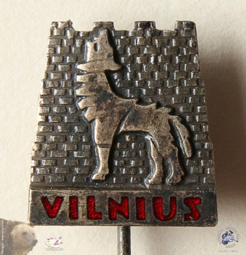 Значок `Vilnius` (Вильнюс). Воющий волк.