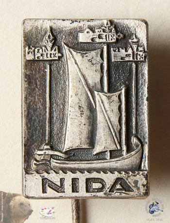 Значок `Nida` (Нида). Курортная деревня в Литве.