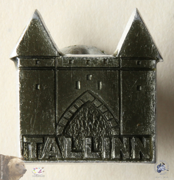 Значок `Tallinn`. Вируские ворота, ныне сохранились только башни.