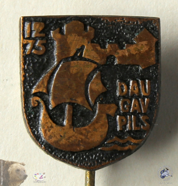 Значок `Daugavpils 1275` (Даугавпилс). Одномачтовый парусник.