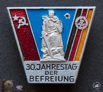 Значок `30. Jahrestag der befreiung`.