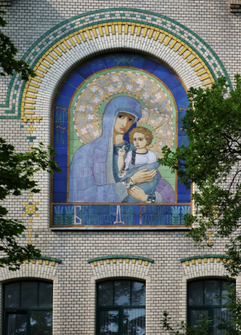 Петров-Водкин Кузьма Сергеевич. Богоматерь на стене церкви лечебницы Вредена. Майолика. 1903-1904. Санкт-Петербург, Александровский парк на Петроградской стороне.