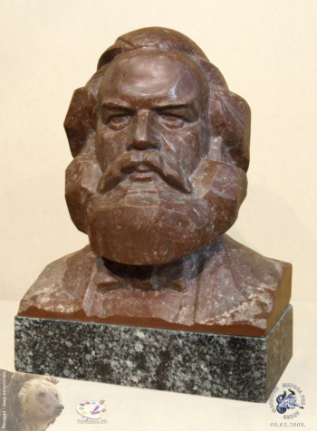 Седов Михаил Родионович. Карл Маркс. Шокшинский кварцит, гранит. 38х28х18. 1978. Собрание семьи скульптора.