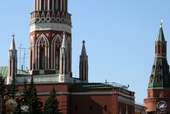 Готический стиль Никольской башни. Справа видна часть Угловой Арсенальной башни. Фотограф Марина Роз.