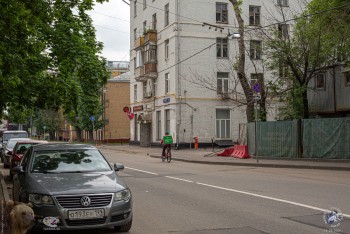 Вид на 1-й Щипковский переулок с тротуара от дома №28. Фотограф Марина Роз.