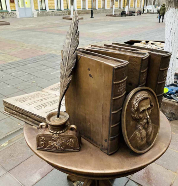 Перо в чернильнице и другие детали скульптурной композиции. Неизвестный фотограф. Фото - oren.ru