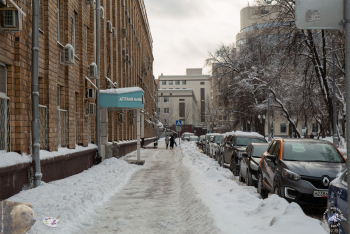 Зима в Партийном переулке. Слева здание ЗВИ, справа сквер ЗВИ. Фотограф Марина Роз.