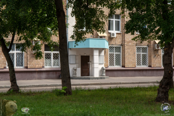 Партийный переулок, дом 2. Дверь со львами. Пустующее помещение, ранее был Детский клуб `Ричард Львиное Сердце`. Позже отель LEON. Фотограф Марина Роз.