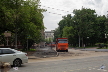 Асфальт кладут в Партийном переулке. Фотограф Марина Роз.