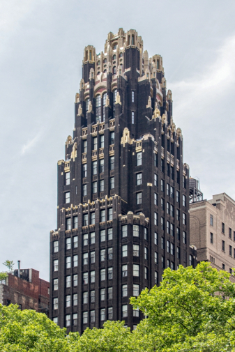 Рэймонд Худ, Жак Андре Фуайю. Американ Радиатор-билдинг (American Radiator Building). Смесь готической архитектуры и ар-деко. Нью-Йорк. 1924.