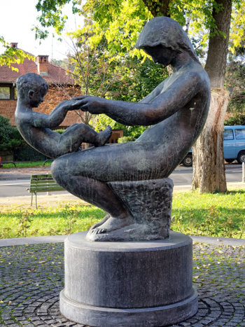 Франьо Кршинич. Мамина игра. Бронза, камень. 1962. Загреб (Хорватия).