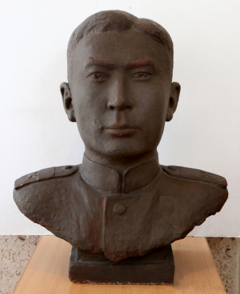 Браиловский (Брайловский) Абрам Аронович. Портрет Героя Советского Союза Даира Асанова. Гипс. 1944. Национальный музей искусств имени Гапара Айтиева.