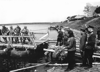 Устинов Александр Васильевич. Встреча на Эльбе советских и американских войск. Апрель 1945 года. Мультимедийный комплекс актуальных искусств.