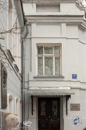Здание музея и вход в него. Фотограф Марина Роз.