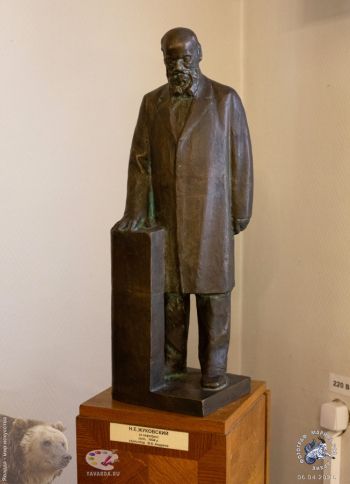 Андреев Николай Андреевич. Н.Е.Жуковский за кафедрой. Гипс. 1939. Научно-мемориальный музей профессора Н.Е.Жуковского.