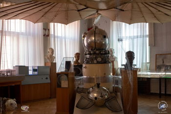 Модель космического корабля `Восток-1` и АМС `Луна-9`. Фотограф Марина Роз. Научно-мемориальный музей профессора Н.Е.Жуковского.