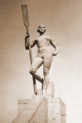 Иодко Ромуальд Ромуальдович. Женщина с веслом. Гипс. 1935.