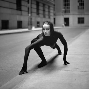 Верушка на городской улице. 20 век. Неизвестный фотограф. Журнал `Vogue`.