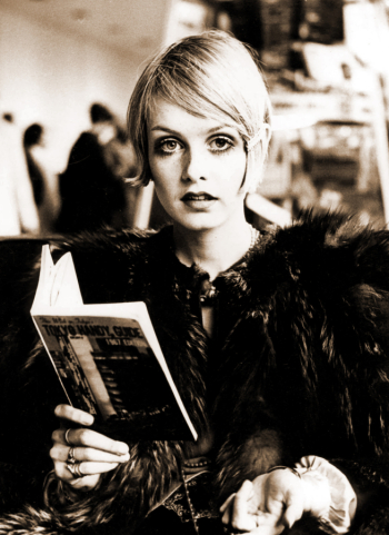 Твигги с книжкой. 1967. Неизвестный фотограф