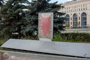 Информационная составляющая памятного комплекса. Фотограф Марина Роз.