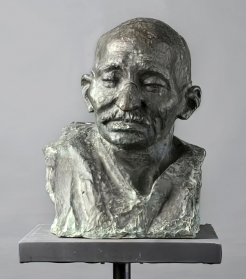 Астапов Василий Павлович. Махатма Ганди. Бронза. 47х35х34. 1974. Государственный музейно-выставочный центр РОСИЗО.