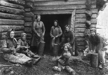Шабунин Николай Авенирович. Трепание льна у овина-гумна. 17,5х12. 1903-1904. Музей антропологии и этнографии имени Петра Великого (Кунсткамера) Российской академии наук.