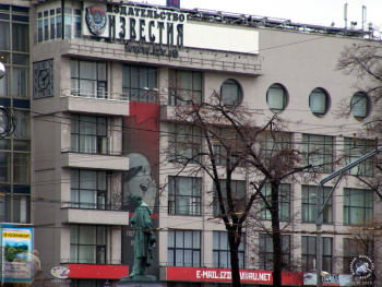 Здание издательства `Известия в Москве` и памятник А.С.Пушкину. Фотограф Марина Роз.